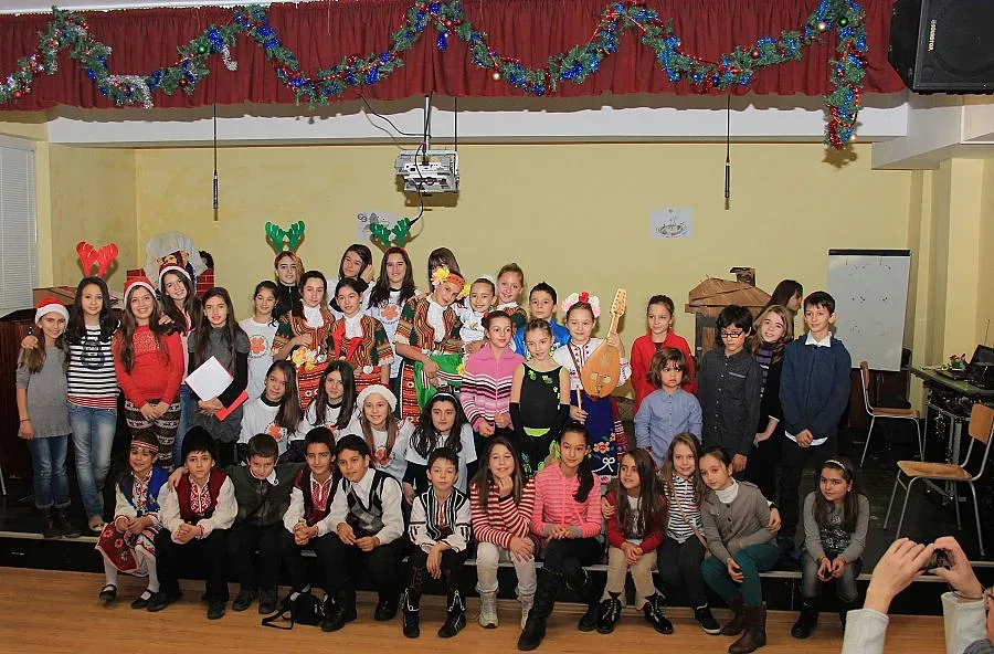 Ученици събраха 1000 лв от продажба на Коледна украса