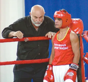 Боксьори на свещеник трупат медали