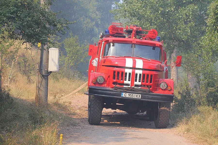 32 екипа на пожарната пазят столицата на НГ