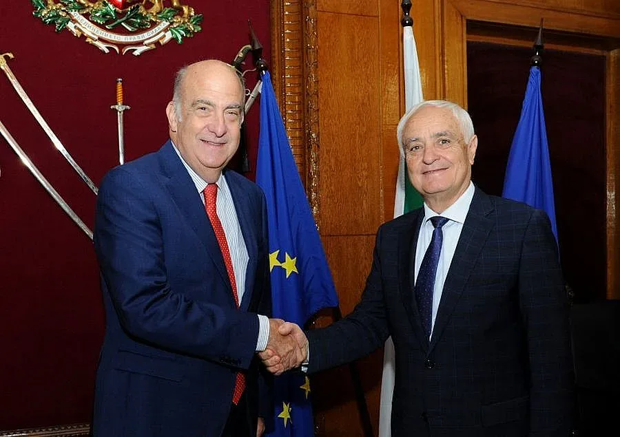 Военният министър обсъди изтребителите F-16 с посланика на САЩ