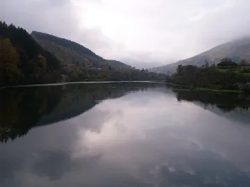 Кола падна в река, трима младежи ранени