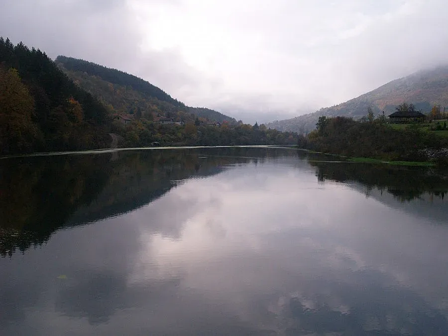 Кола падна в река, трима младежи ранени