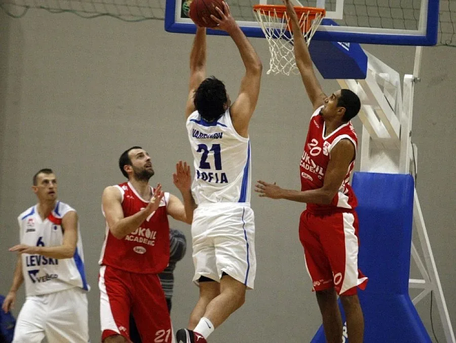 „Лукойл Академик" напуска с победа „Еврокъп"