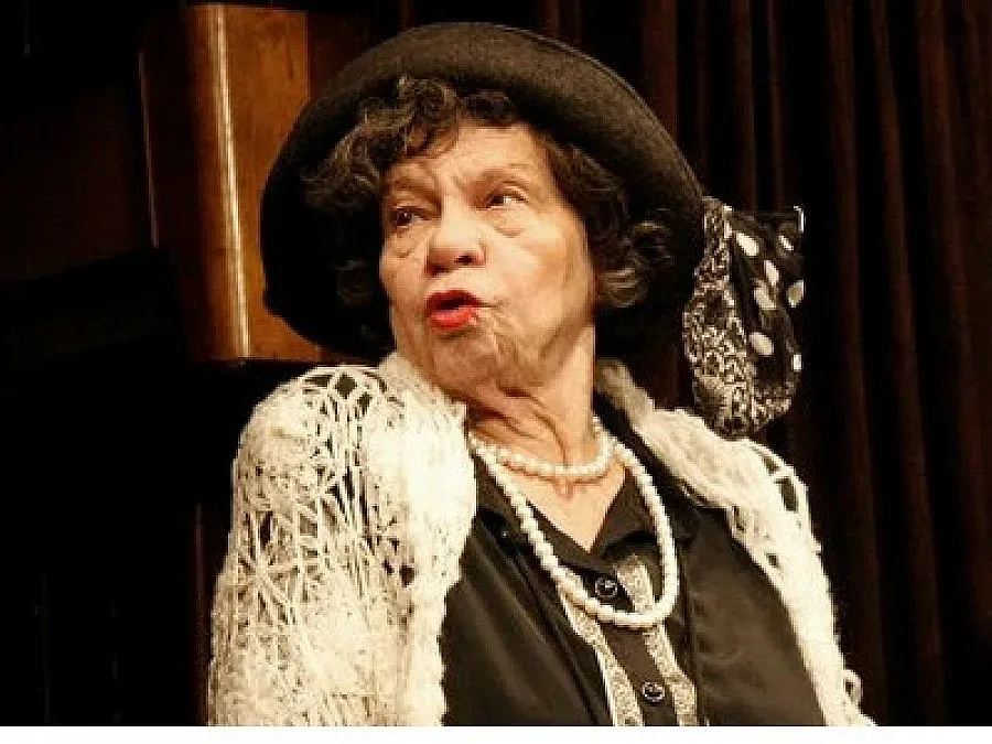 Мутафова с представление N-100 на "Капан за мишки"