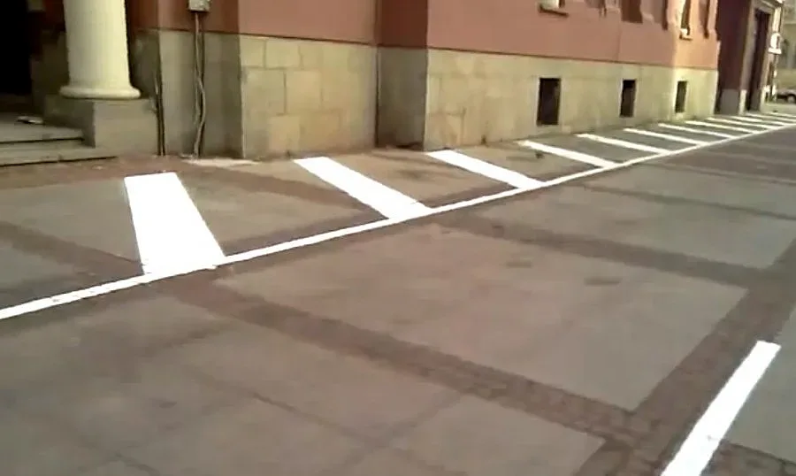 Искат прокурорска проверка за паркоместата около Народния театър 