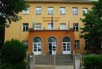 Напръскаха със спрей ученик в двора на училище