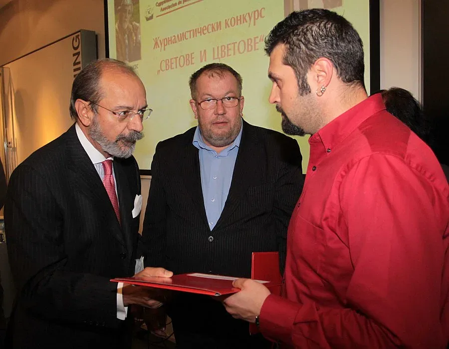 Испанският посланик отличи човек на "Стандарт"