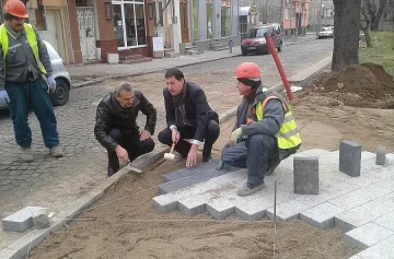 Кметът на Пловдив реди павета на тротоар