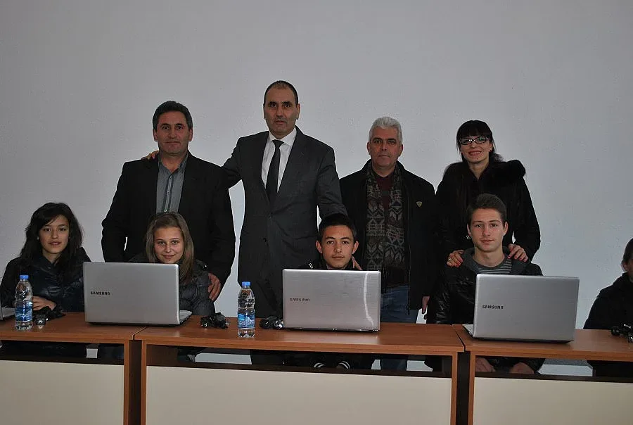 Обещано: Цветанов дари 10 компютъра на училището в с. Дебрен