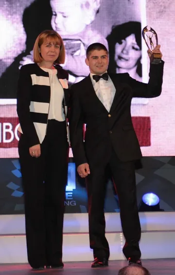 Борец тръшна Гришо и Кобрата