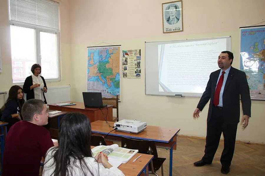 Средношколци в Момчилград в час със зам.-министър