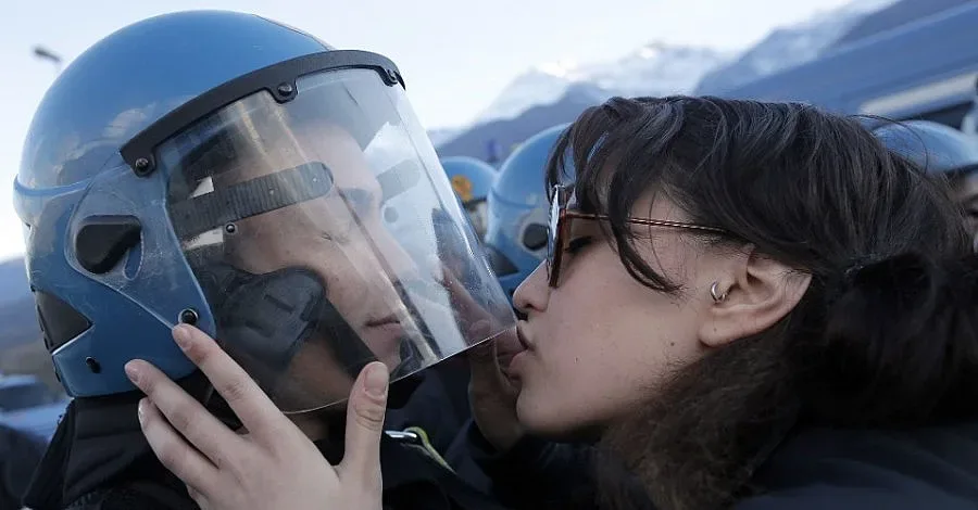 Италианска студентка отива на съд, защото е целунала полицай