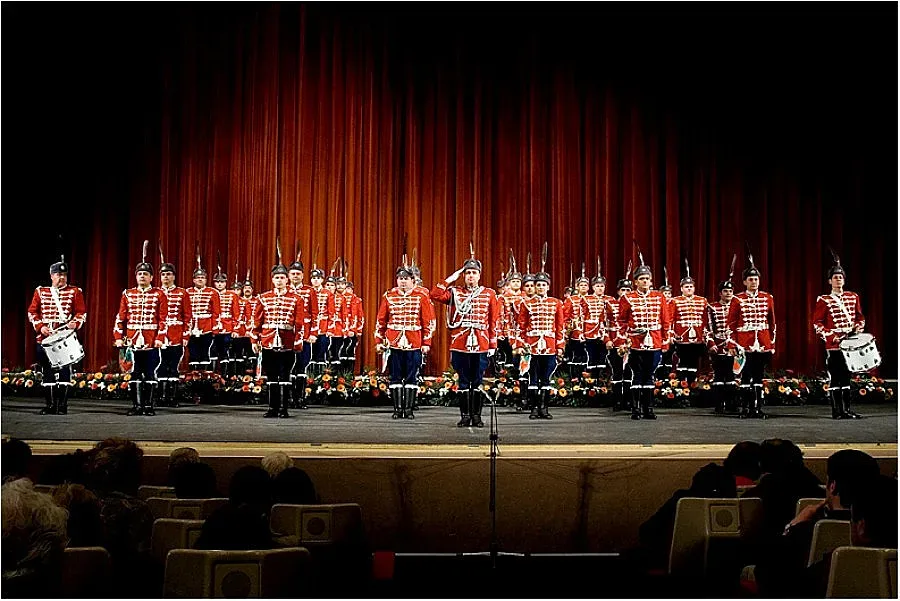 Гвардейци с концерт за деца на загинали военни