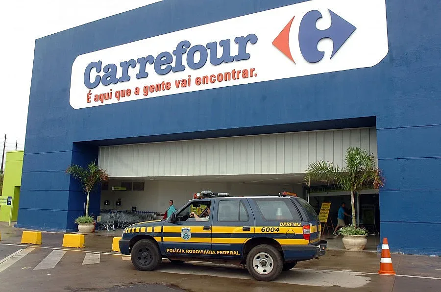 Carrefour купува 127 магазина