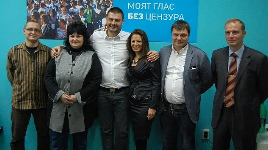 Хора на Кунева и царя отиват при Бареков