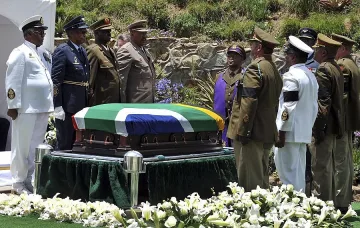 Изпратиха Мандела с песни и салюти