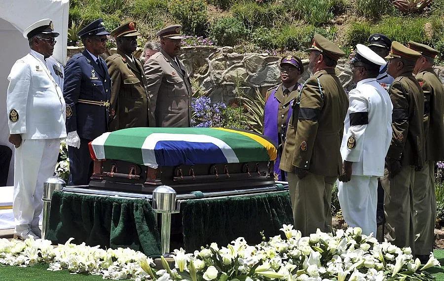 Изпратиха Мандела с песни и салюти