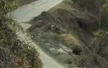 Спират пропадането на път до село с 1600 жители