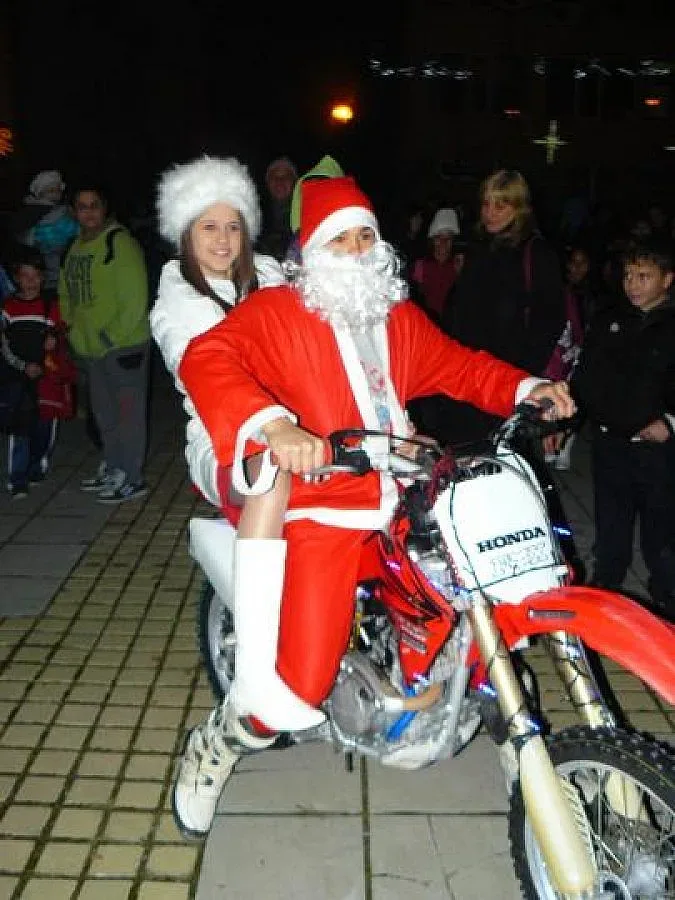 Дядо Коледа и Снежанка на мотор в Симитли
