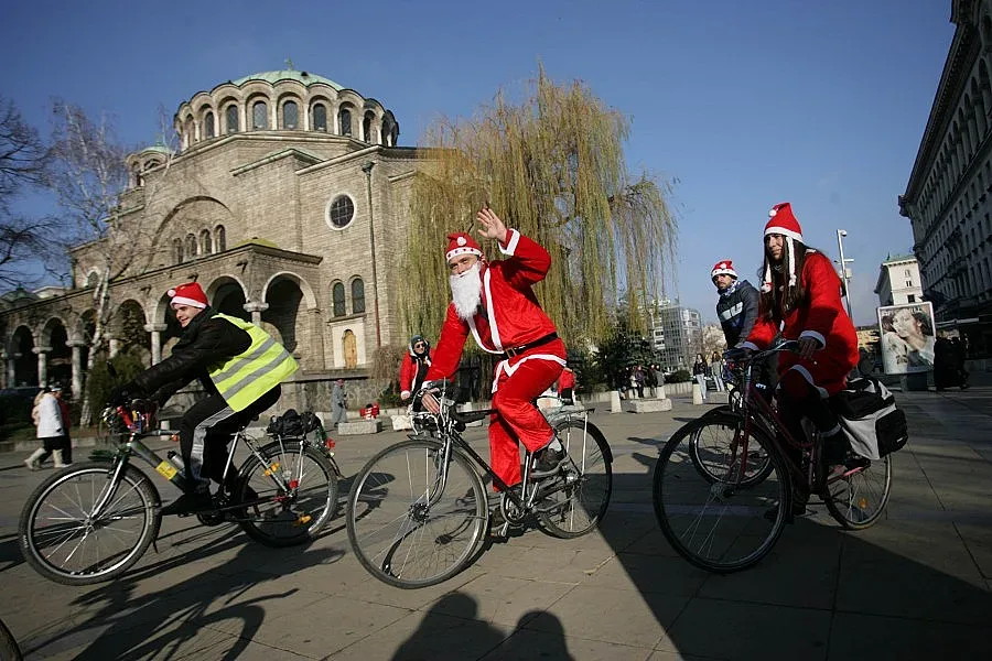 Дядо Коледа на колело в центъра на София