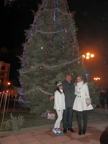 Коледната елха в Павликени грейна с хиляди светлини