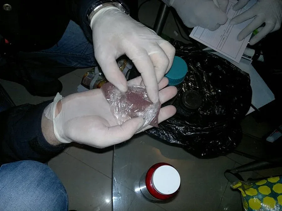 Закопчаха полицай наркодилър