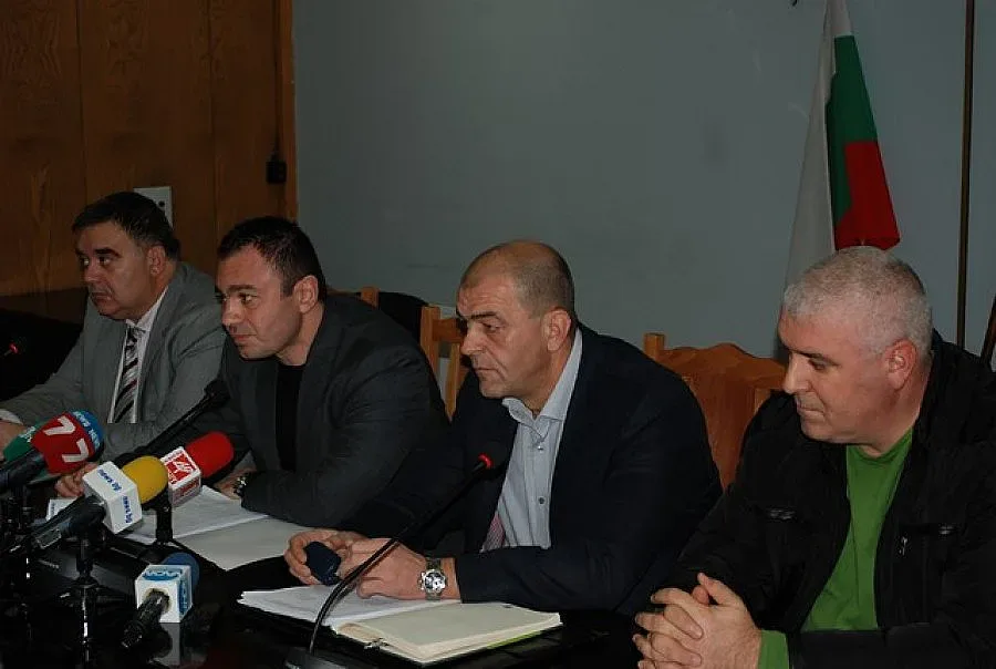 Крият незаконни цигари при маймуни и папагали