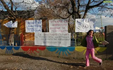 Въведоха директор в училище, докато учителите са на погребение