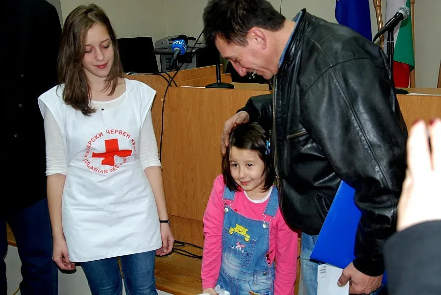 Дадоха подаръци на кастрофирали деца