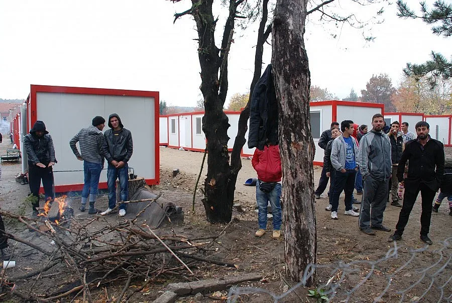 Проверяват бежанците в Харманли за умишлен пожар