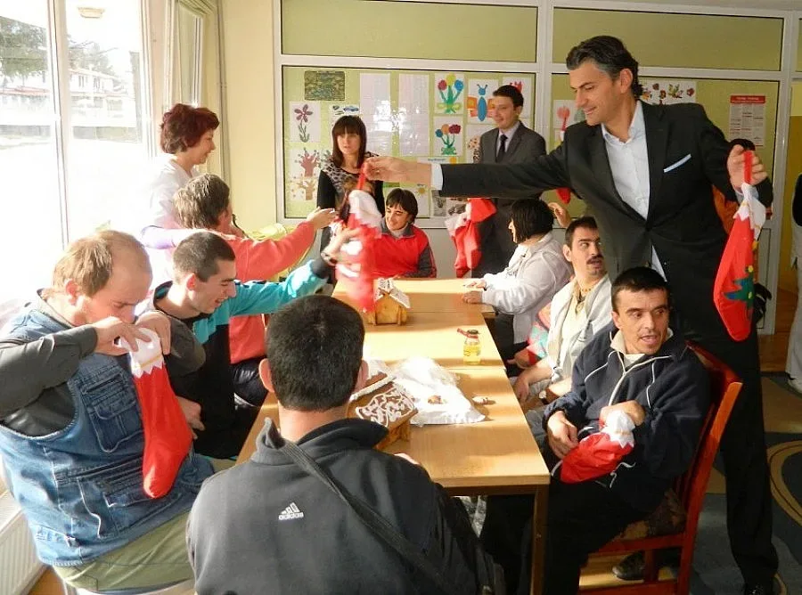 „Кемпински" в Банско с коледни подаръци за децата с увреждания