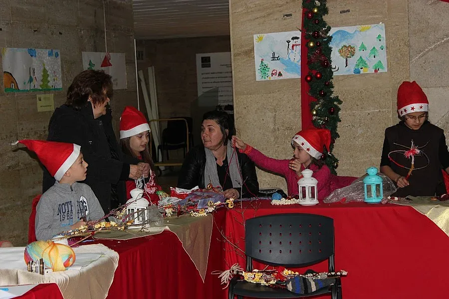 Деца и родители майсторят сурвачки с Дядо Коледа