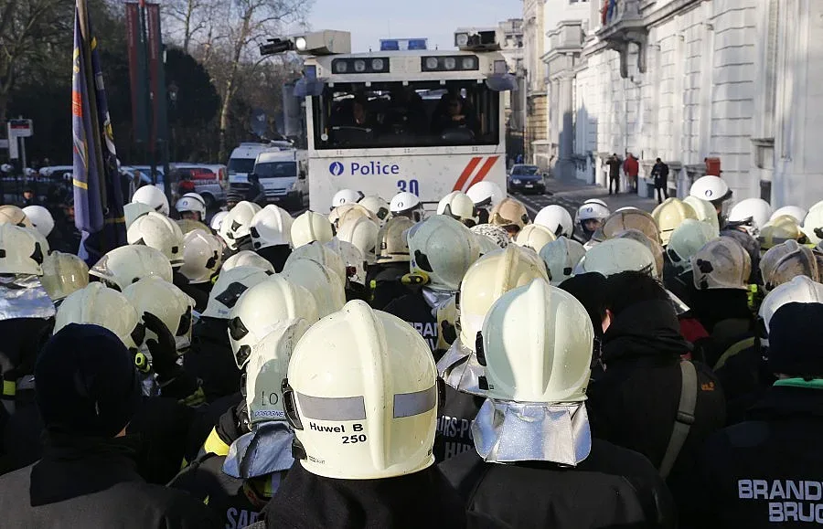 Пожарникари използваха пяна срещу полицията в Брюксел