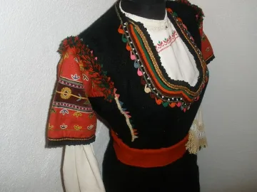 Пазителка на златни медали чака откраднати носии