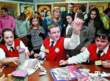 Йовчев води деца в Цари Мали град