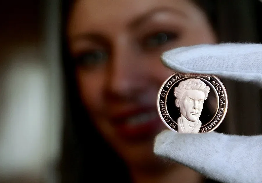 Представиха монетата "90 години от рождението на Апостол Карамитев"