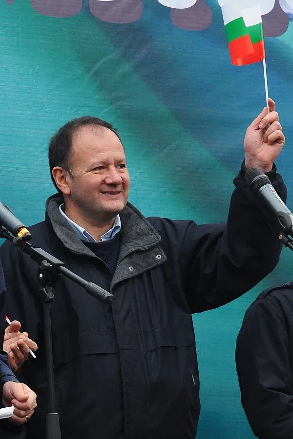 Неофит вика Миков заради храмовете