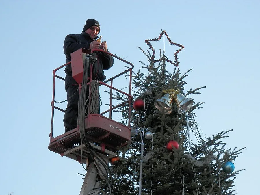 Звезди от X-factor под Коледната елха в Павликени 