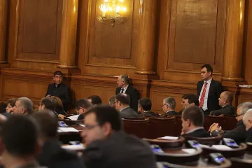 Депутатите гледат цигарите преди Изборния кодекс
