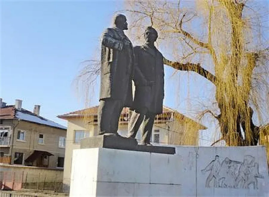 Паметник на Ленин хит в село Баня