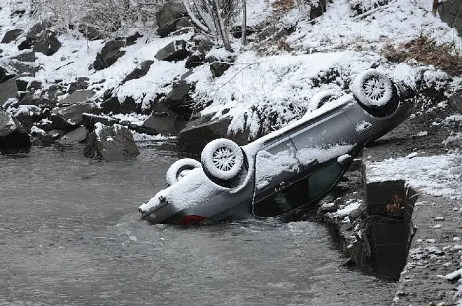 Свидетели: Заледен път удави студентите в река Чая