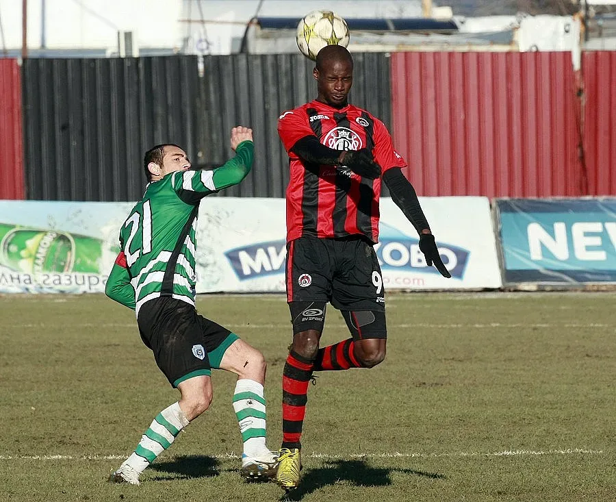 Бият Чечо през ръцете след 0:2