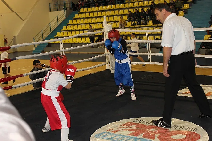 Боксьори на свещеник с куп медали