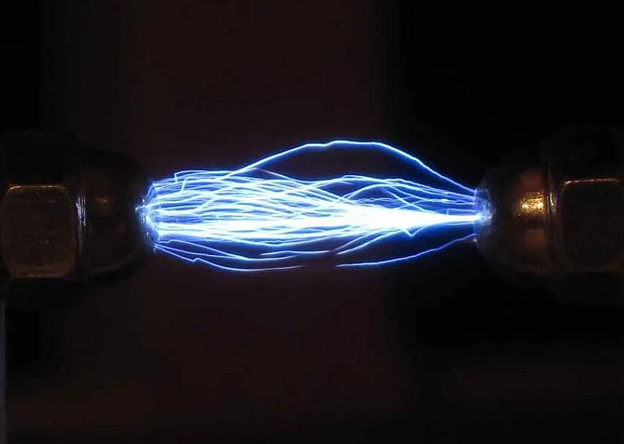 Депутатите гадаят за оставката на Тонева и напрежението в системата