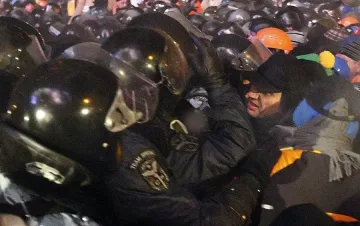 Подпалиха автобус на спецчастите в Киев