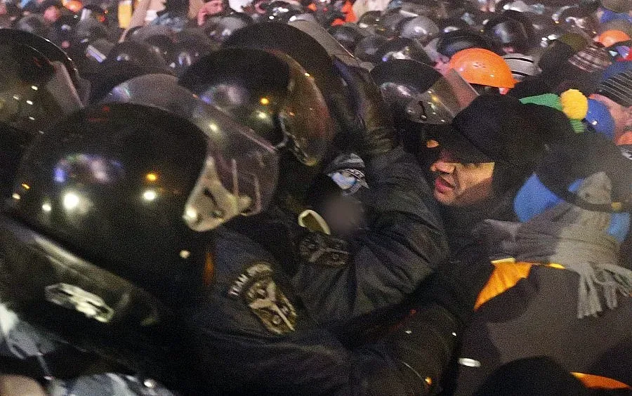 Подпалиха автобус на спецчастите в Киев