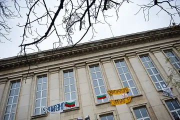 Ранобудните и преподаватели на протест с книга в ръка