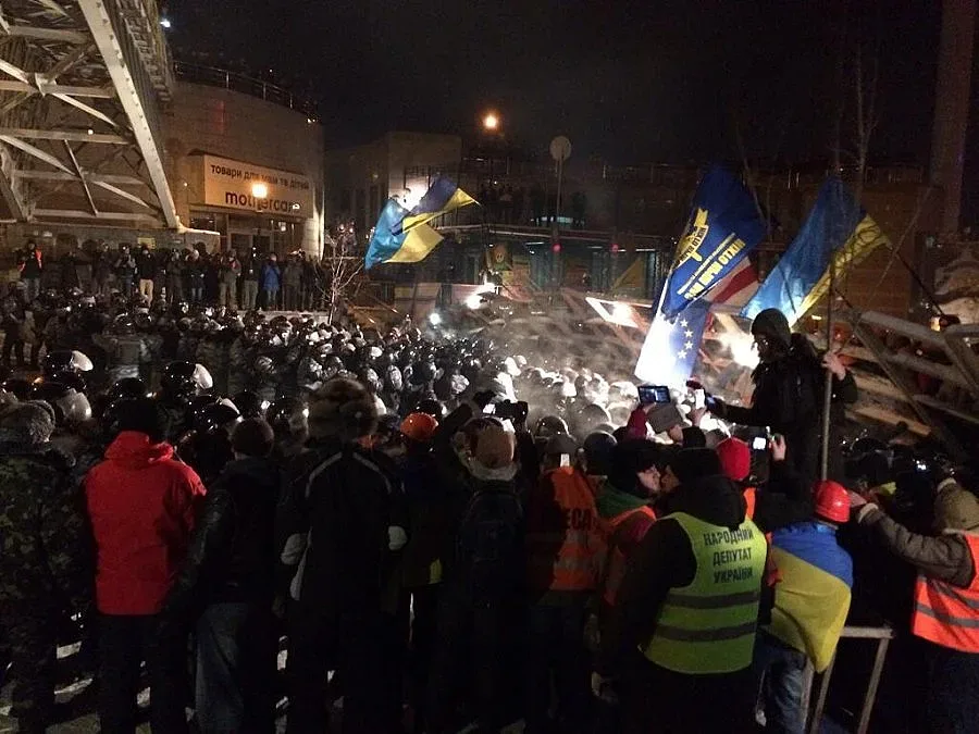 ВИДЕО: Милицията разчиства площада в Киев