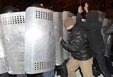 Кличко застана пред трактора на властта