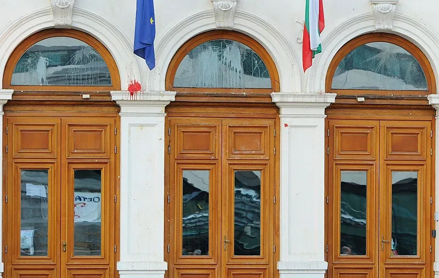 Застраховат парламента срещу протести